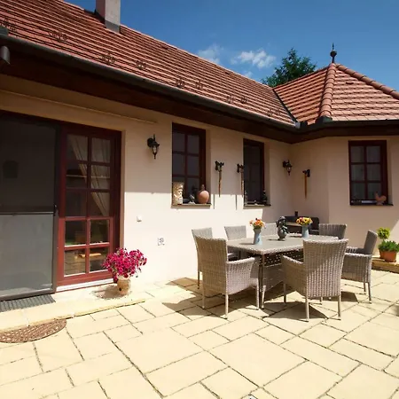 Leo Vendeghaz Pensión 4*