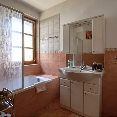 Leo Vendeghaz Konukevi Eğri