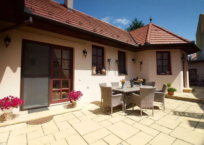 Leo Vendeghaz Pensión 4*